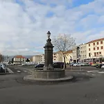 Maison de bourg dans un quartier médiéval, avec café et thé offert